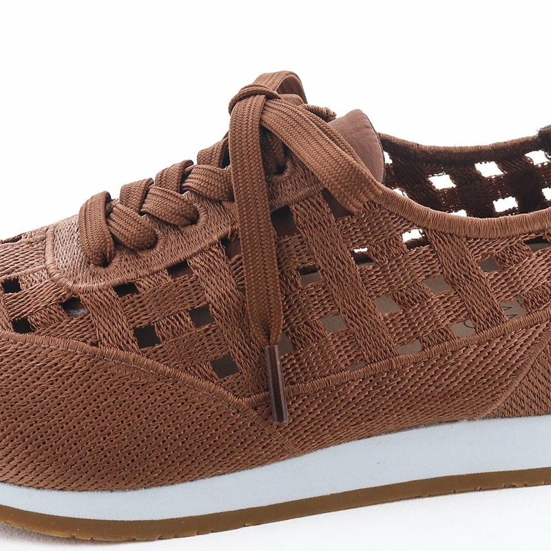 注目度の高いエンブロイダリー（刺しゅう）テクニックを用いてトレンド感もたっぷり