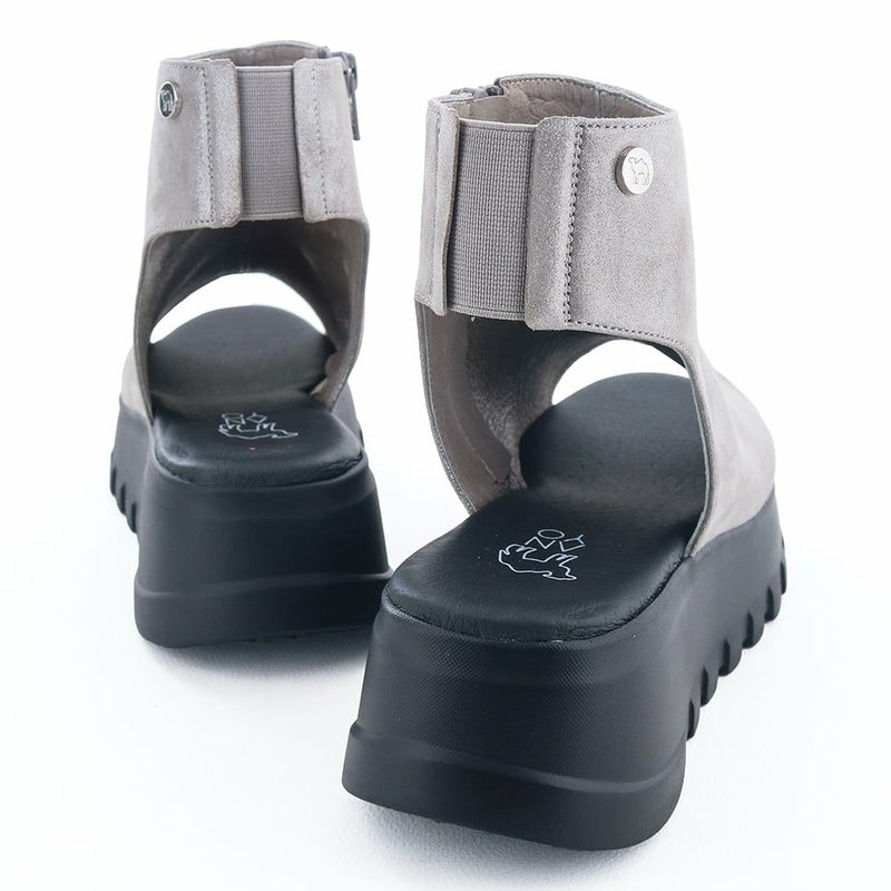 肌の露出控えめのサンダルは春先から秋口まで長く活躍してくれます