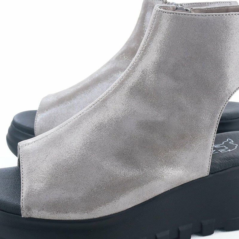 キラッと光るシルバーカラーはコーディネートのアクセントに