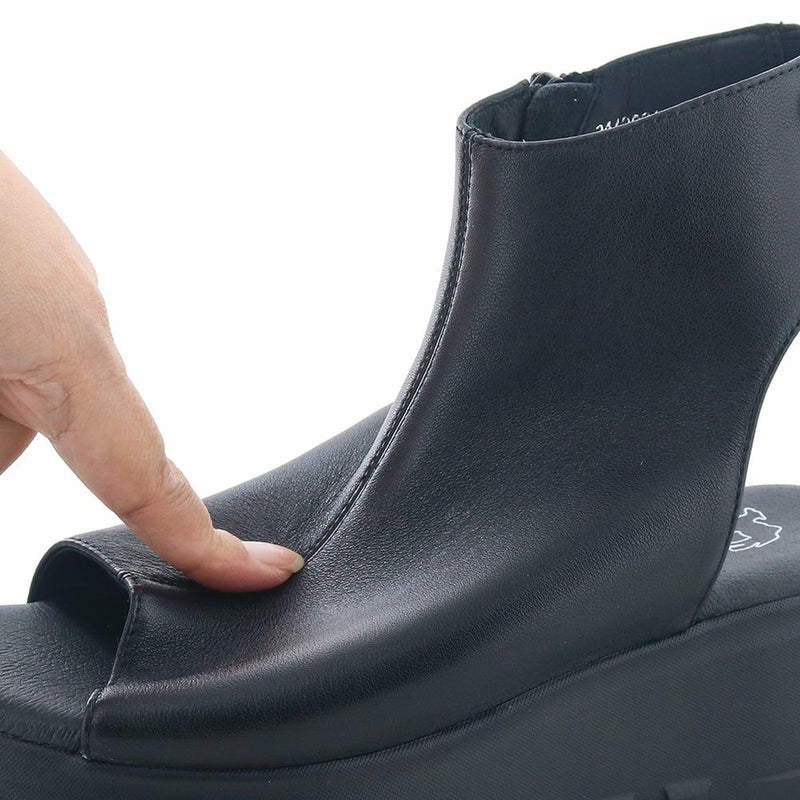 やわらかなアッパーで足全体が包み込まれる履き心地です