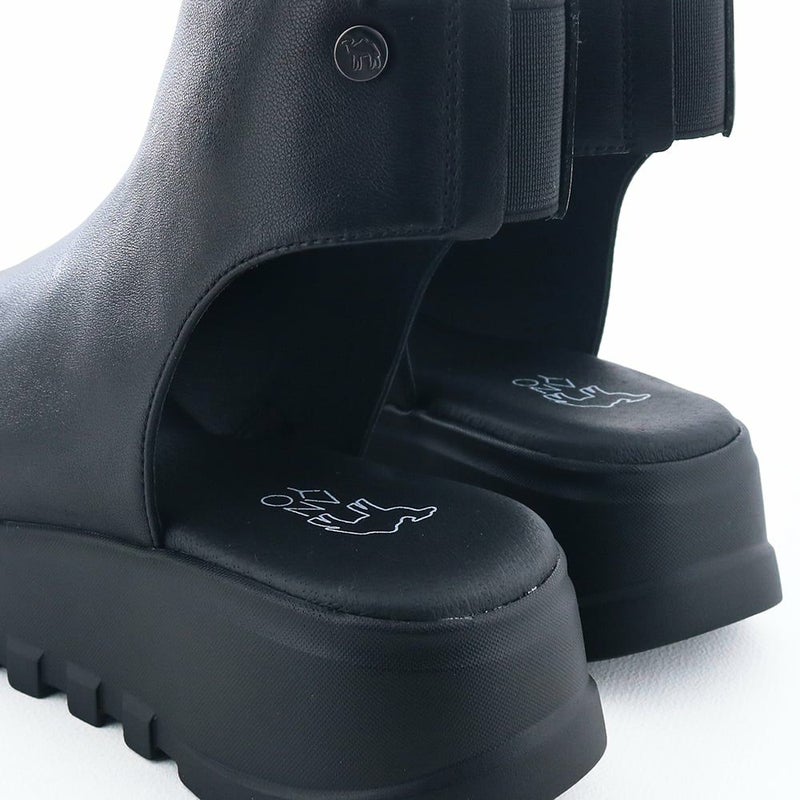 インソールはクッションが効いてふんわり。足裏をやさしく受け止めます