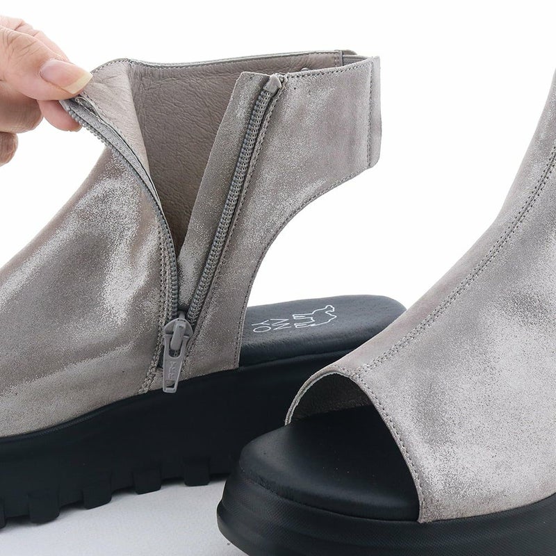 内ファスナー付きで着脱がスムーズです