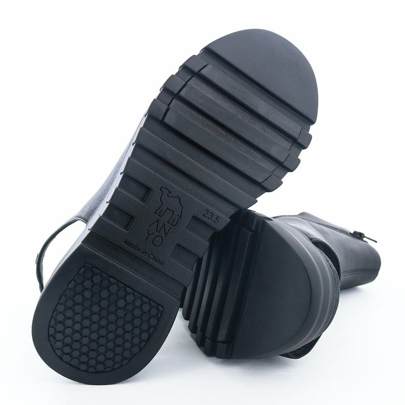 ソール全体に厚みがありヒール傾斜はたったの2.0cmほど