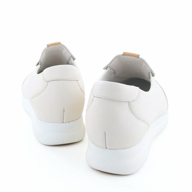 デザインはシンプルに。スカートでもパンツでも、幅広くコーディネートできます