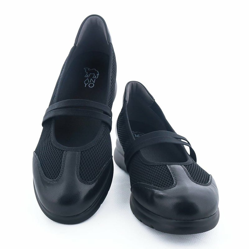 足元をすっきり見せる浅めのカッティングと2本のゴムストラップがポイントです