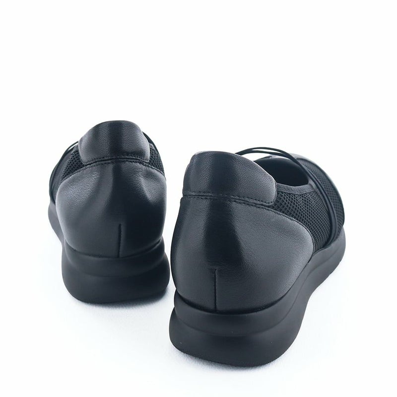 ほんのりヒール感のあるウエッジソールでパンプスライクに