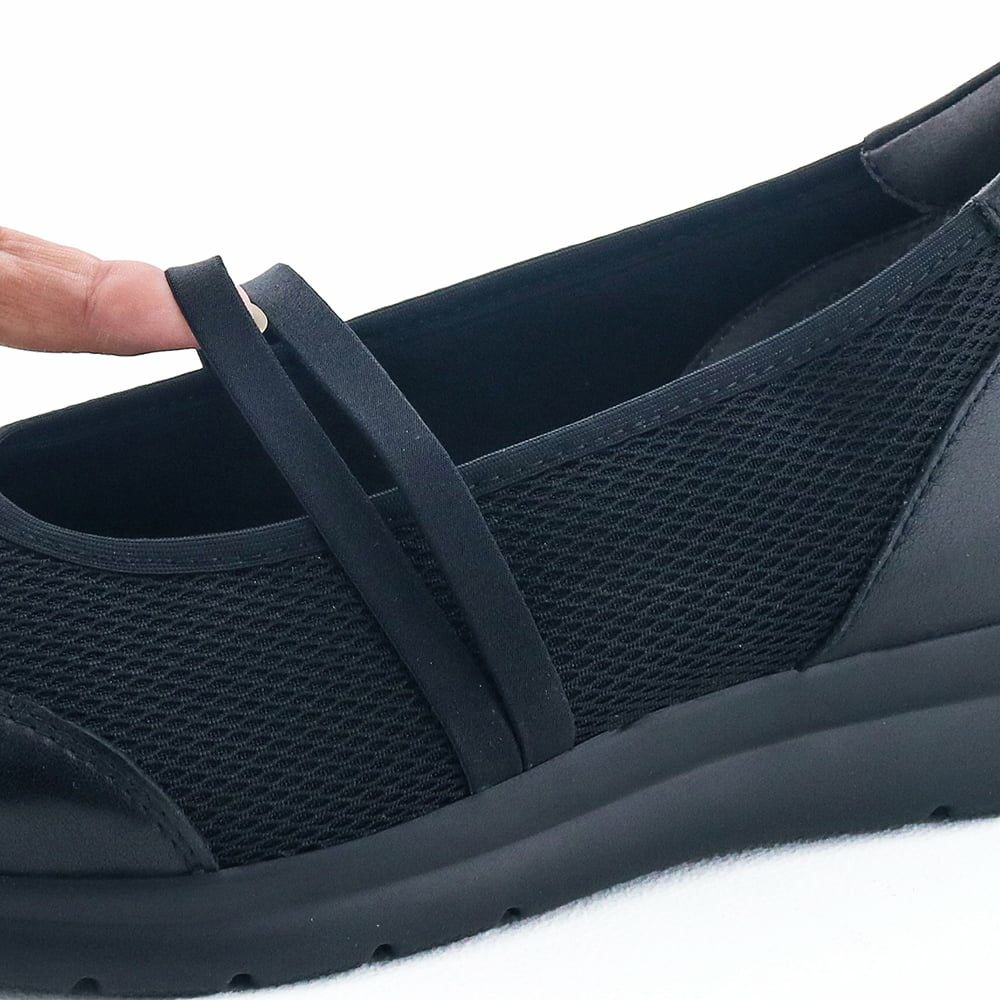 ストラップは伸縮性のあるゴム製。手を使わずにするっと履けます