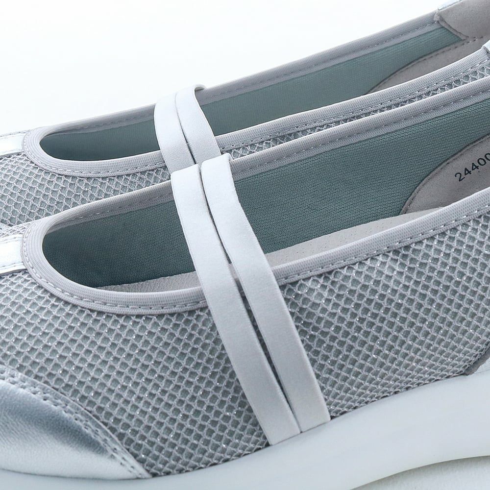 ライニングはふわふわのスポンジ生地でやさしい足あたり