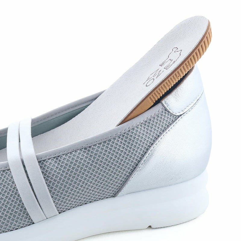 ANYOならではの肉厚カップインソールでストレスのない履き心地です