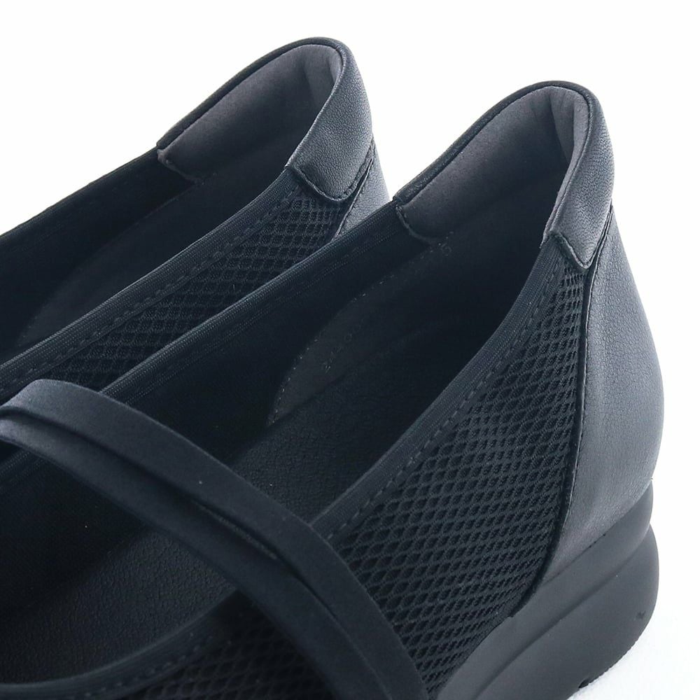 かかとパッド入りで靴擦れしにくくなっています