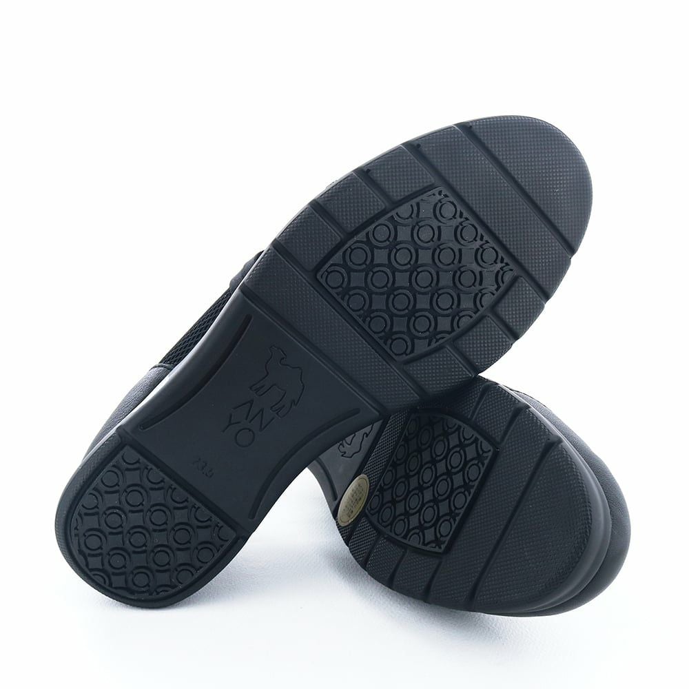 ソール全体に厚みがありヒール傾斜はたったの1.5cm