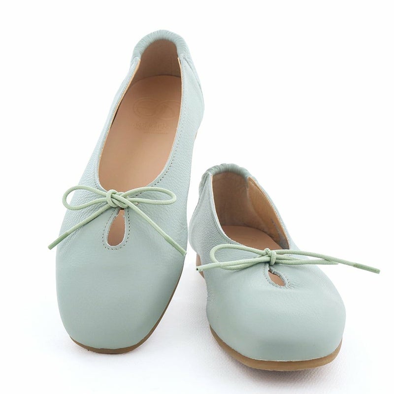 甲深バランスとかかとゴムで足どまりがよく、安定感ある履き心地が魅力