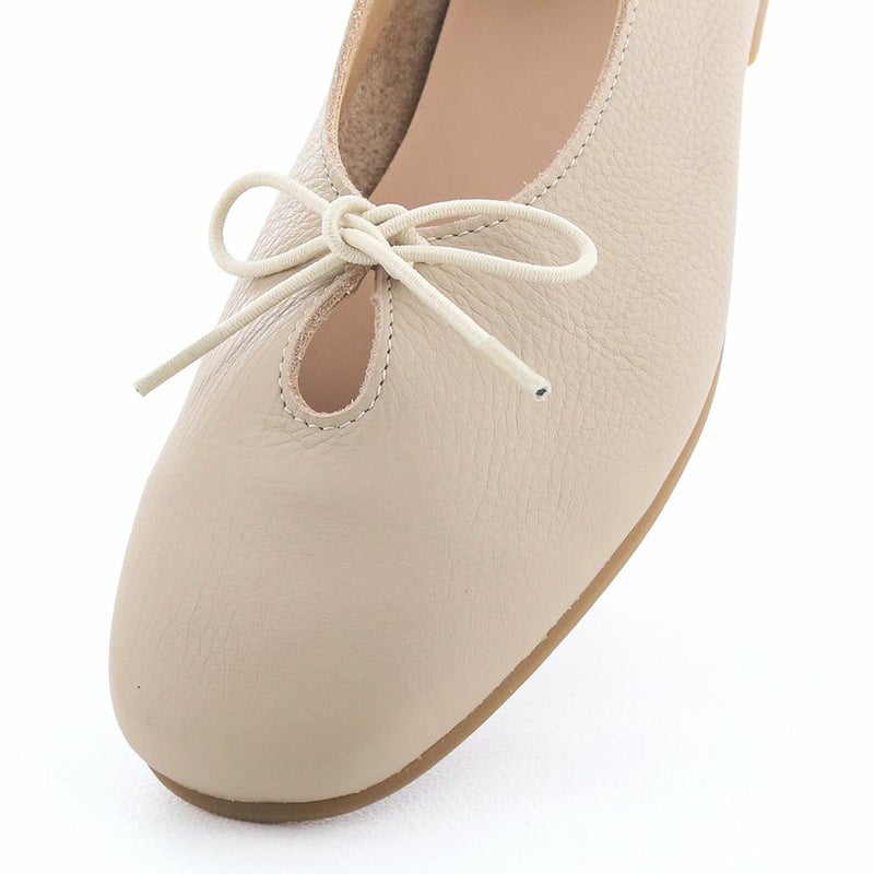 甲深でも重たくならない。フロントの開きデザインで抜け感をプラス