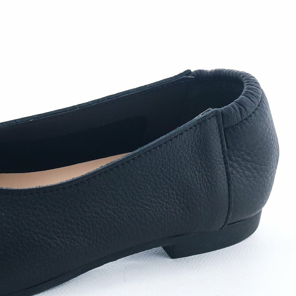 かかとゴムが足をやさしくホールドします