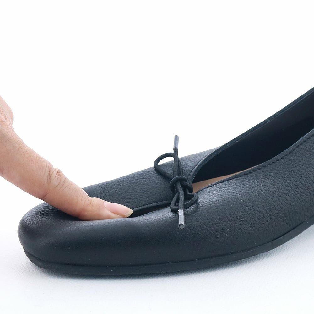 やわらかな仕立てで足あたりがよく、履くほどになじみます