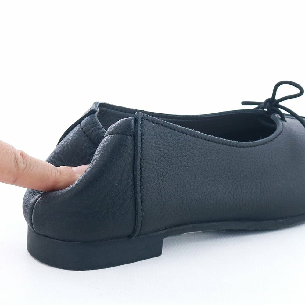 かかとも硬い芯を使わずソフトに。靴擦れしにくくなっています