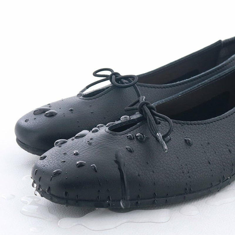 防水レザーで急な雨も安心。天候に左右されず履けるのが嬉しい