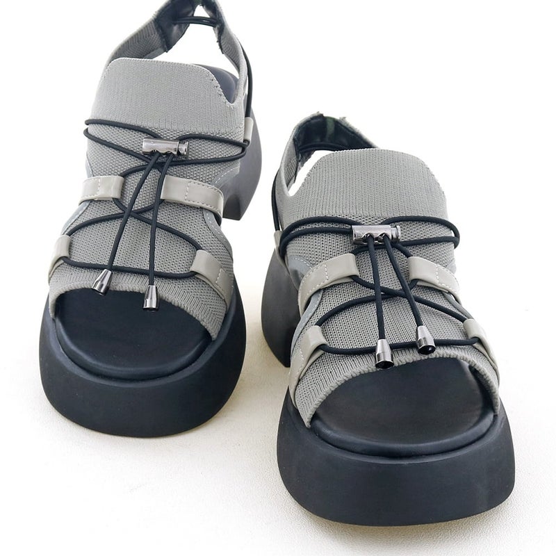 ニットアッパーとやわらかソールで優しい履き心地が魅力です