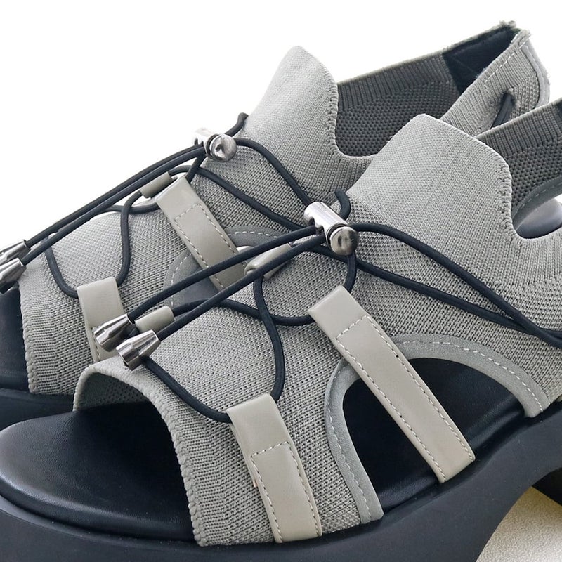 甲をすっぽりと包んでくれるカバードタイプのニットアッパー