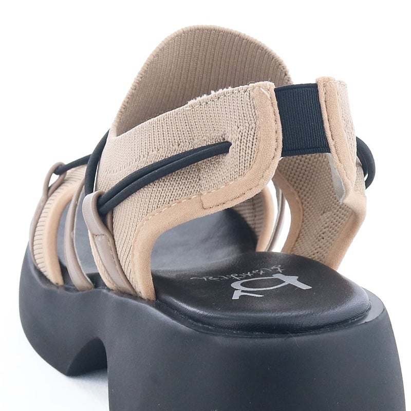 かかとの一部はゴムになっているので、着脱もスムーズ