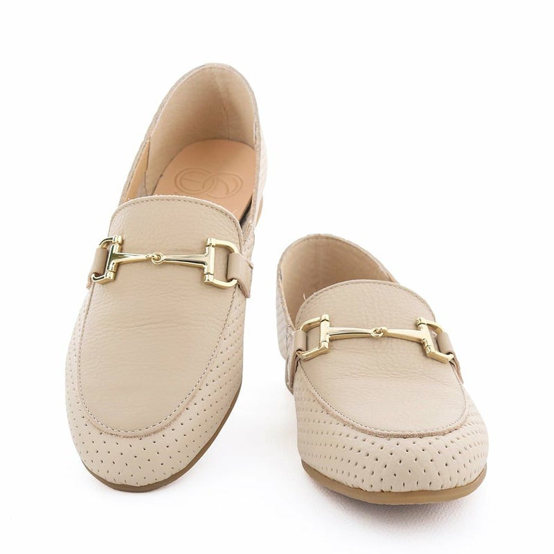 メッシュ風の型押しレザーで、より軽やかに、春らしいデザインになっています