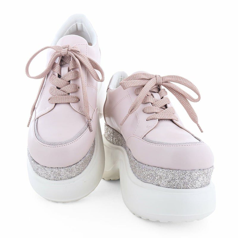 こだわりのグリッターラインがポイント。足が細く長く見える視覚効果も！