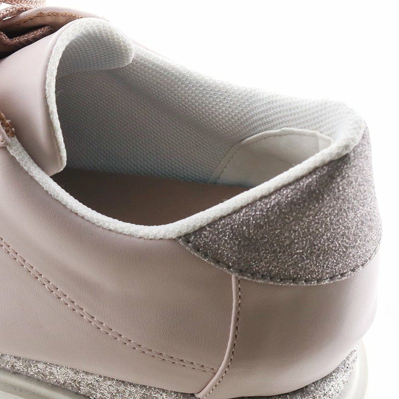 スポンジやクッションをしっかり効かせてふんわりやさしい履き心地に