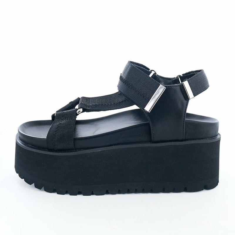 夏の定番フットベッドのスポサンを、極厚底ソールで今っぽくアップデート