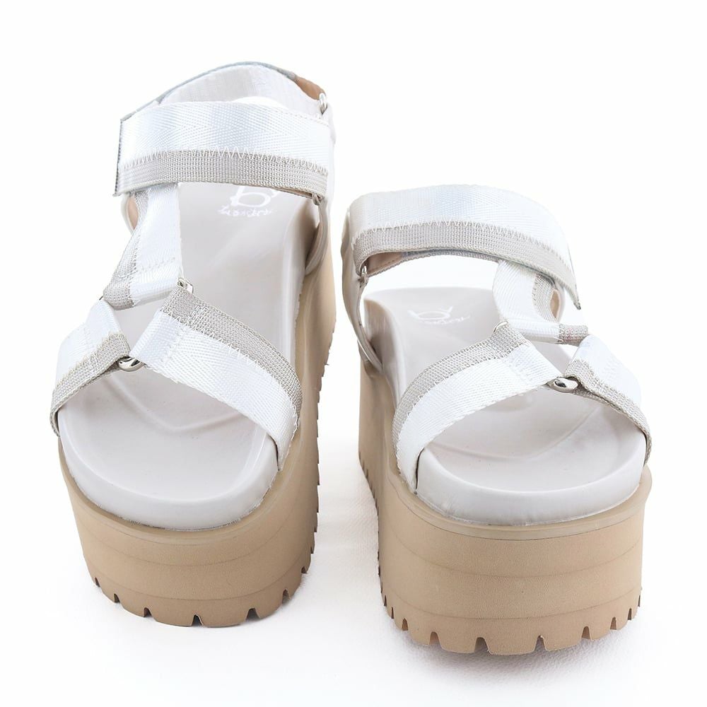 アッパーのストラップのコンビカラーがbyあしながおじさんらしいデザイン