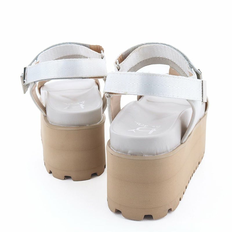 極厚ソールでスタイルアップ効果も抜群！　別人級のスタイルに