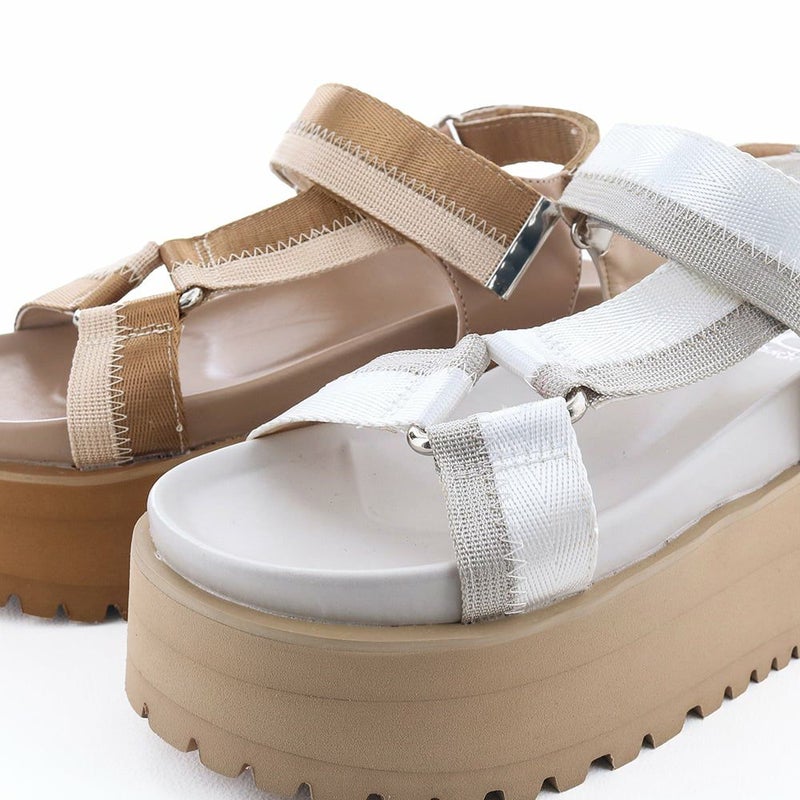 ベージュとライトグレーはストラップがコンビカラーになっています