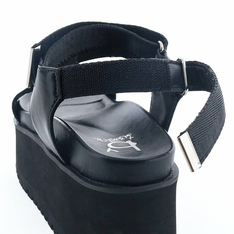 バックストラップも面ファスナーでしっかり固定できます