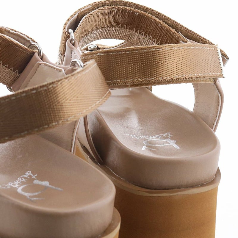 足裏に吸い付くようなフットベッドインソールで安定感ある履き心地