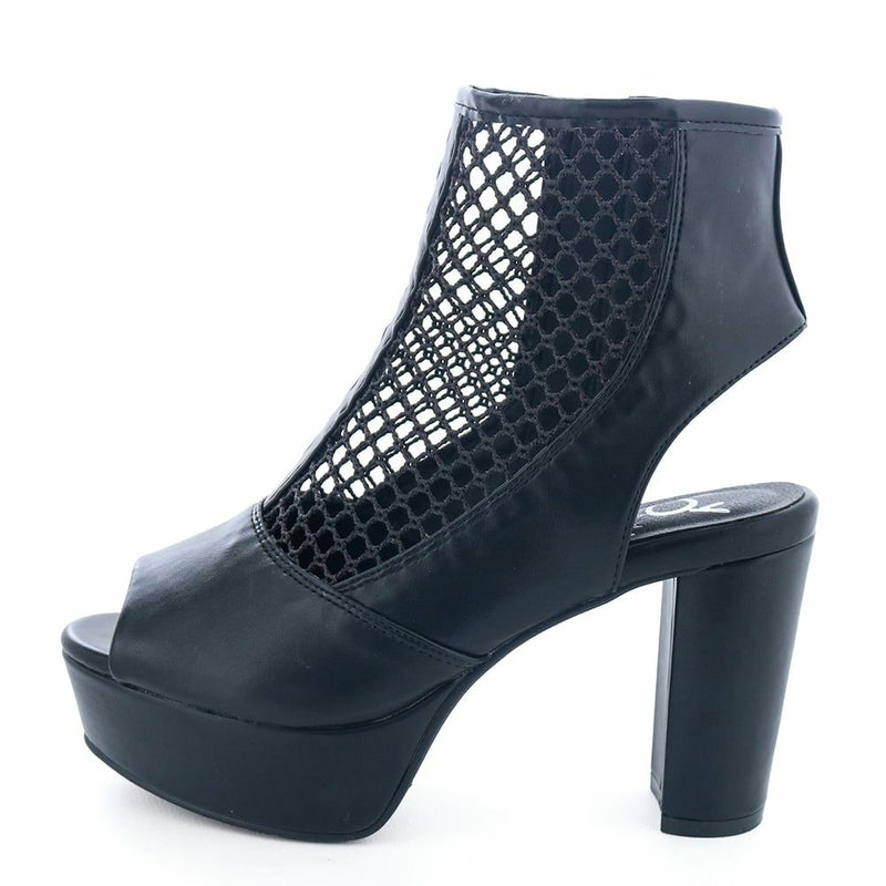 シャフト部分にあしらったメッシュが涼やかなブーツサンダル