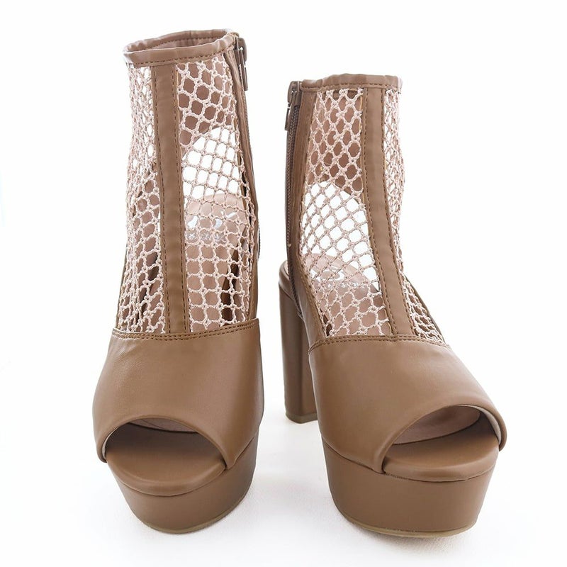 ストーム×ヒールの迫力あるフォルムでモード感漂う一足