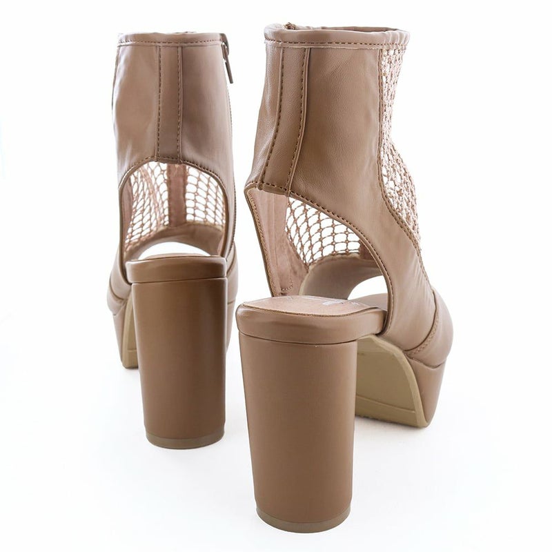 迫力ある10cmヒールでスタイルアップも叶います