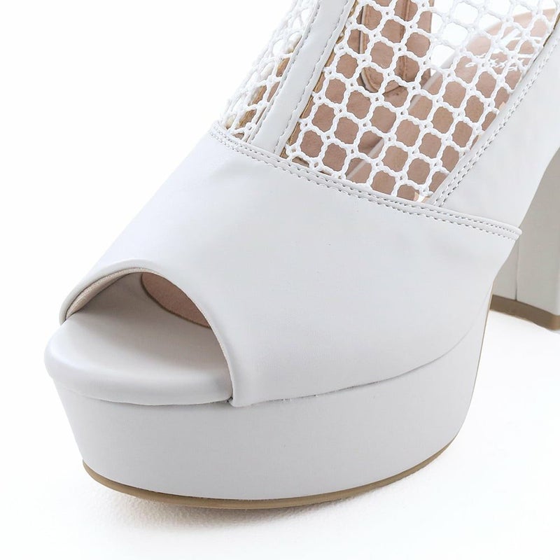 指先がちらりと覗くオープントゥ。肌を露出し過ぎないのが嬉しい