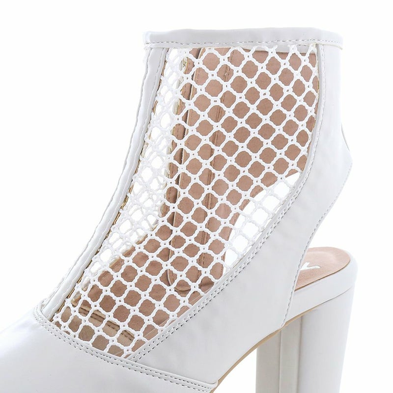 シャフトは透け感たっぷりなメッシュ。足首ラインが見えることで細見え効果も期待大