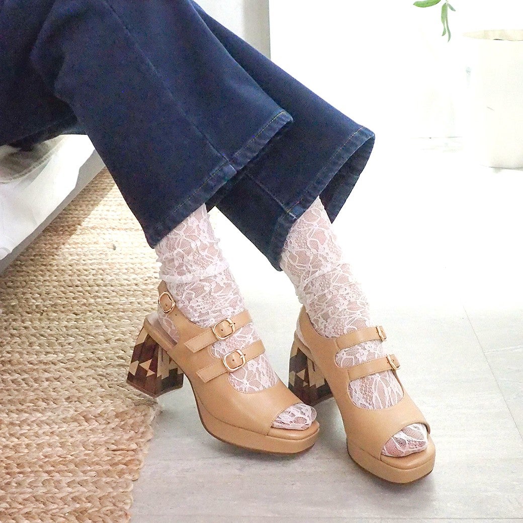 ベージュ