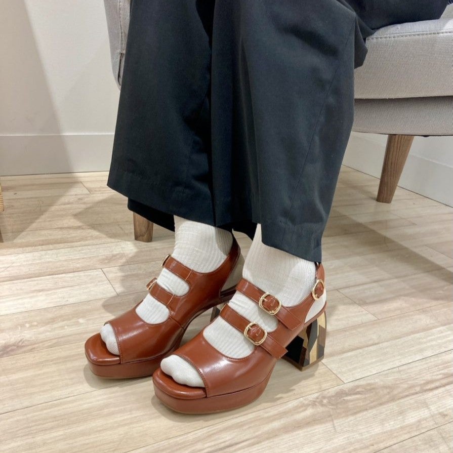 スタッフ着用：レッドブラウン