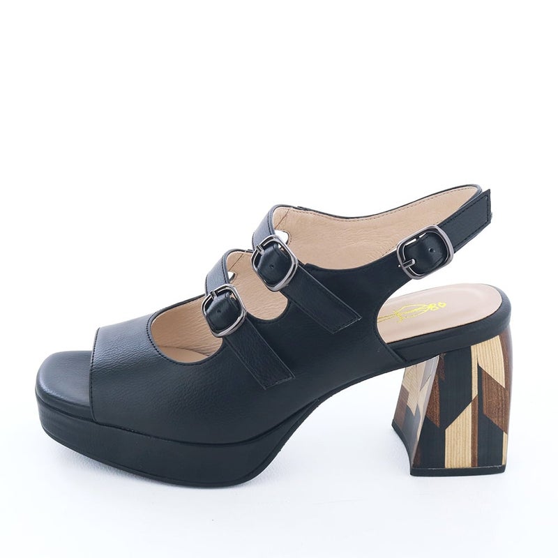 幾何学柄のスタックヒールが目を惹くサンダル