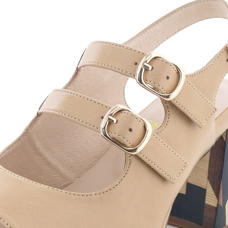 甲をマークする2本ベルト。サイドも深く足がしっかりホールドされます