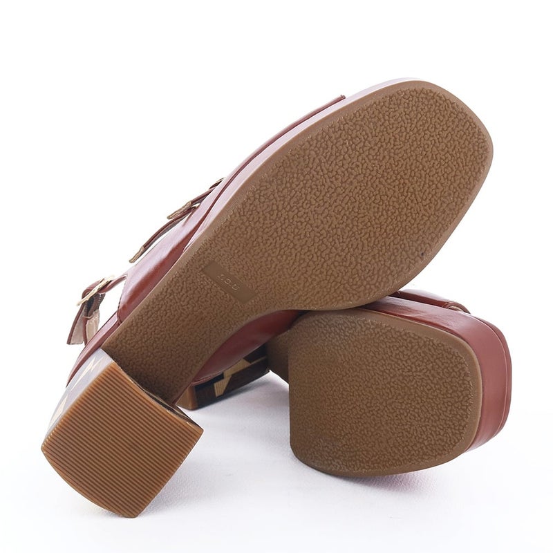 ストーム付きのため、ヒール傾斜は5.0cmほどです