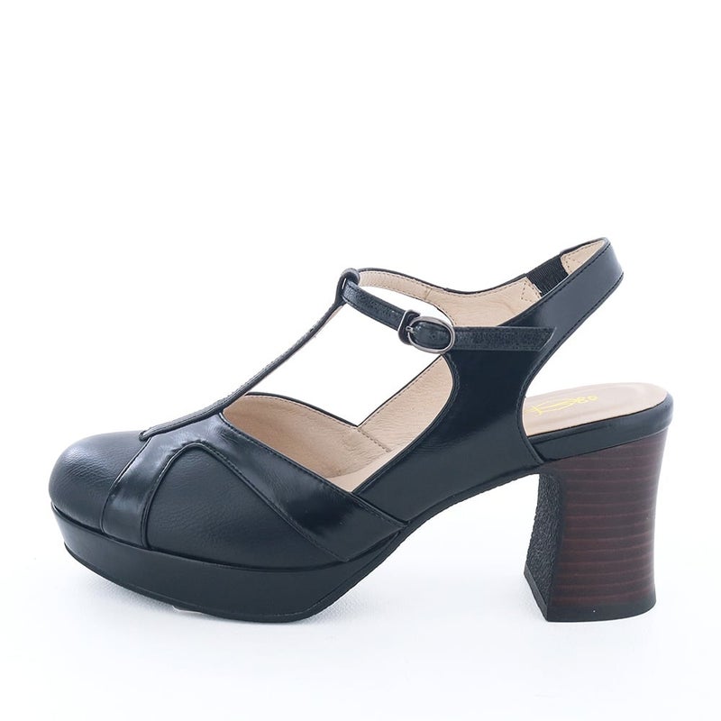 おでこトゥ×フレアヒールでほんのりレトロなオープンパンプス