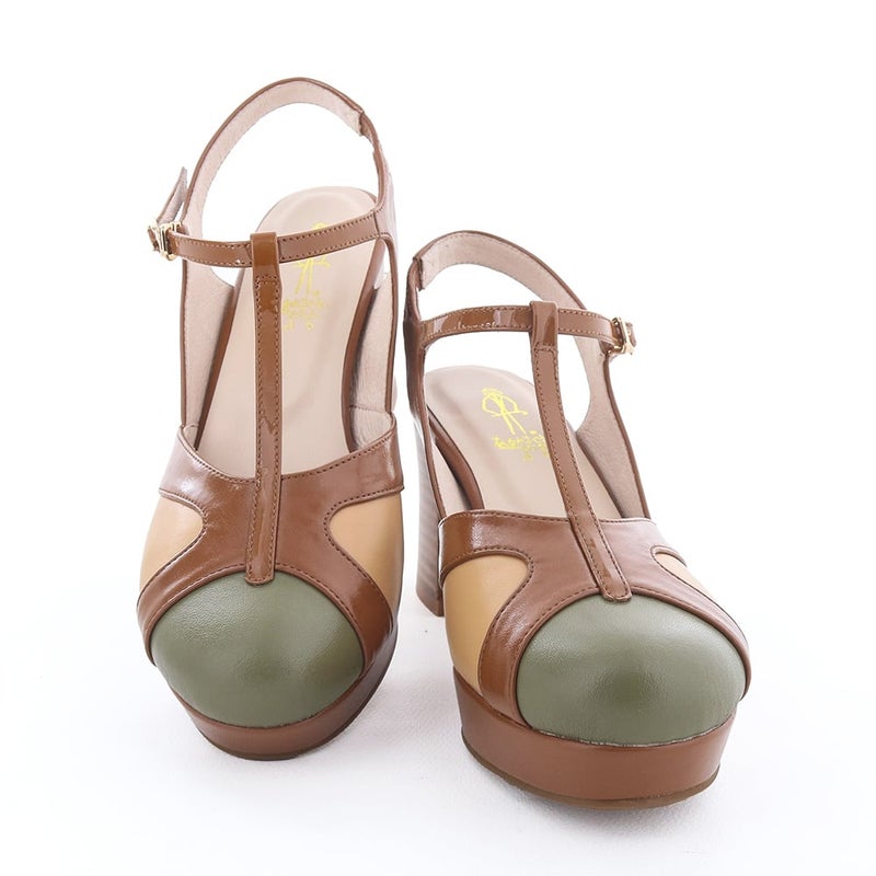 つま先が隠れるデザインでサンダル代わりになる一足です