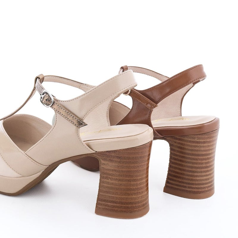 ヒールはスタック巻きでカジュアルな抜け感をプラス