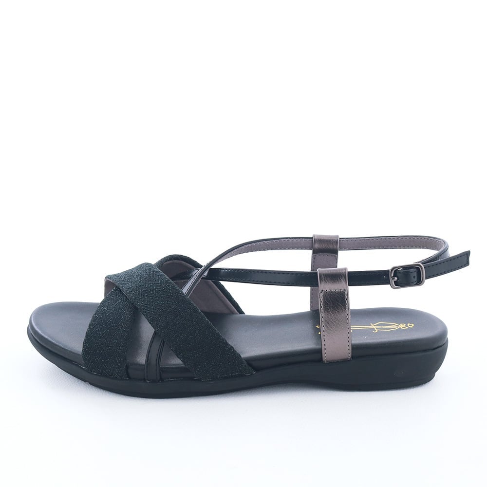 クロスバンドが映える、フラットサンダル