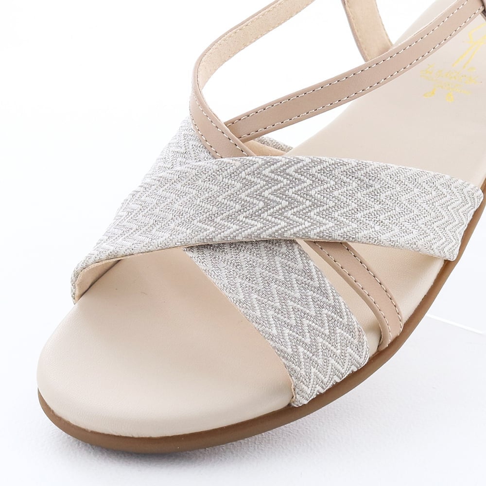 ファブリックベルトがポイント（ベージュコンビ）