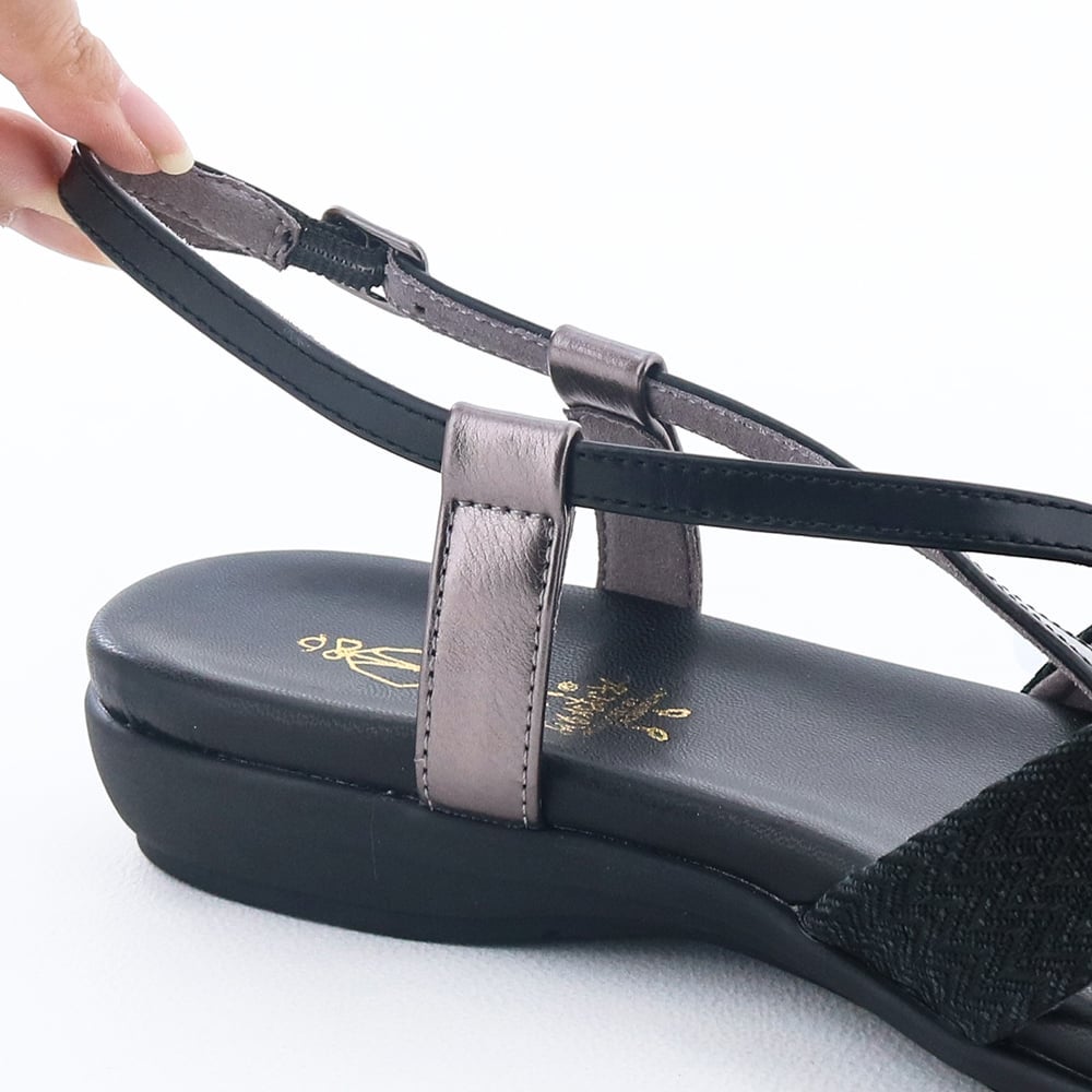 バックストラップは裏ゴム仕様でそのまま着脱できます