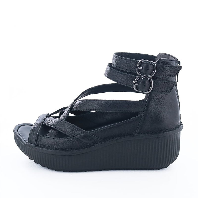 傾斜の少ないプラットフォームデザインで履きやすいグラディエーターサンダル